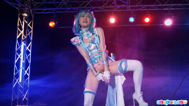 Ria Kurumi - Is Cosplayer And Masturbates Alone With Dildo On A Stage