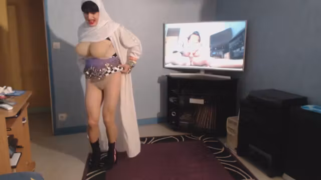 gros seins de musulmane en hijab qui ballottent
