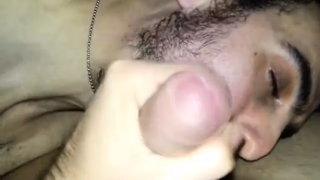 Chupou as bolas e o pau do amigo hetero
