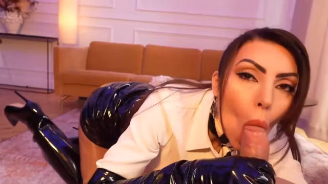 alysa en latex aime baiser en parlant cru