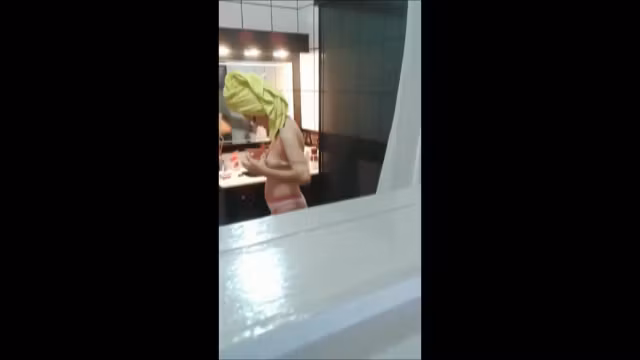 Voyuer changing teen 18+.