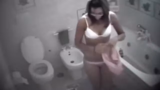 Spying a girl shave pussy on the bidet