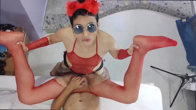 Tania Follando A Hombres Con Arnes Pegging Clava Despues De Fumar