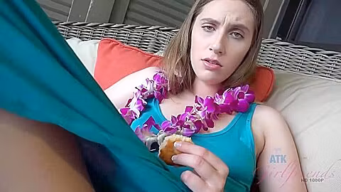 Niki Has The Best First Day In Hawaii! With Niki Snow