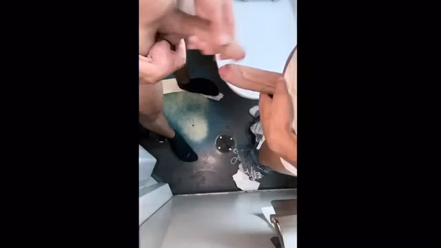 Mutual suction in the vestibule and toilet of the train