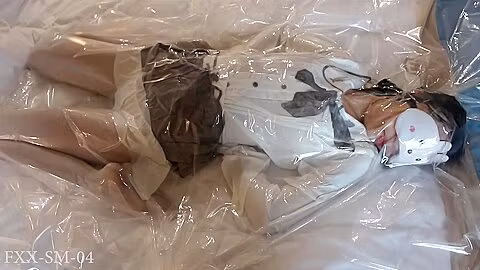 Fxx Sm 04 双马尾小萝莉 白丝 单腿吊缚 滴蜡 淋上充满爱意的液体 行李箱打包 谁来带走？ 1