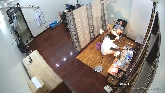 Hackers use the camera to remote monitoring of a lover's home life.615