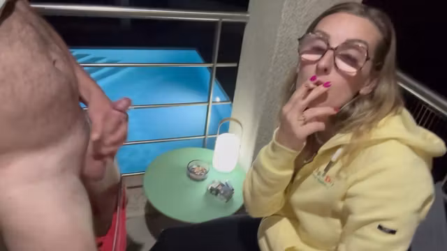 Verified Amateurs - Je Le Suce En Fumant Ma Cigarette Et Il Jouit Sur Mes Lunettes