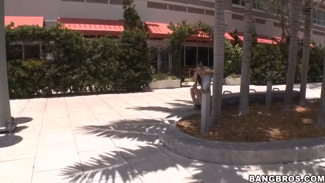 Amateur blonde Marianna gets money for fuck