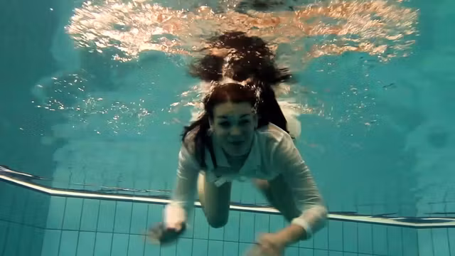 Underwater hot babe Petra swims naked
