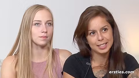 Mit Vibrator Und Dildo Im Gepick Zum Hihepunkt - Cute 18yo Brunette Lesbians Flirt And Make Out