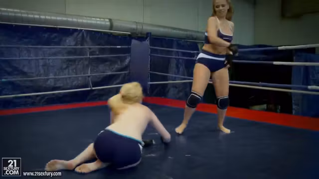 Amazing fight of amazing babes Alice King and Daikiri