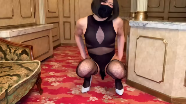 En Crossdresser Der Er Uddannet I Anal Elektrisk Massage Med Et Liderligt Kostume