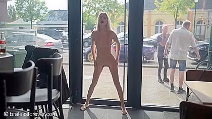 Xenia Fickt Sich Mit Einem Dildo Vor Publicum