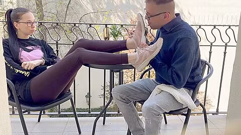 Dita Po Behani Je Hyckana Svym Otrokem V Kavarne