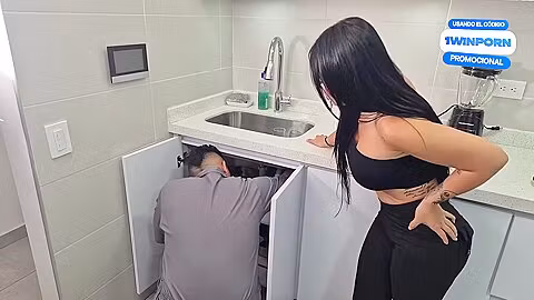 Cachonda Colombiana Seduce Al Plomero Y Termina Cabalgando Su Verga - Alejandra Palacios