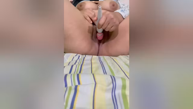 Malay Girl Shopping For Water With Boyfriend