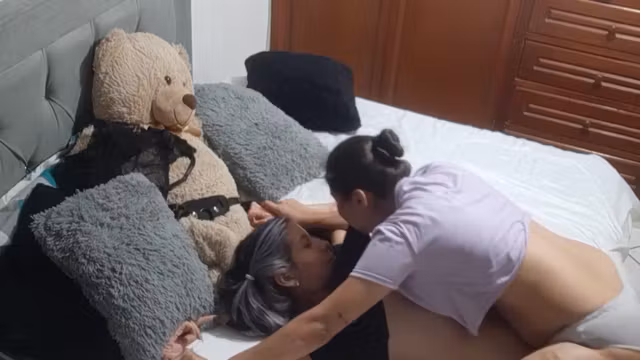 Kissing With My Girl Licking Pussies In The Room