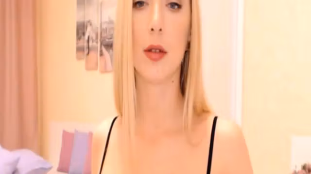 Pretty Hot Babe On Her First Time Live Masturbation