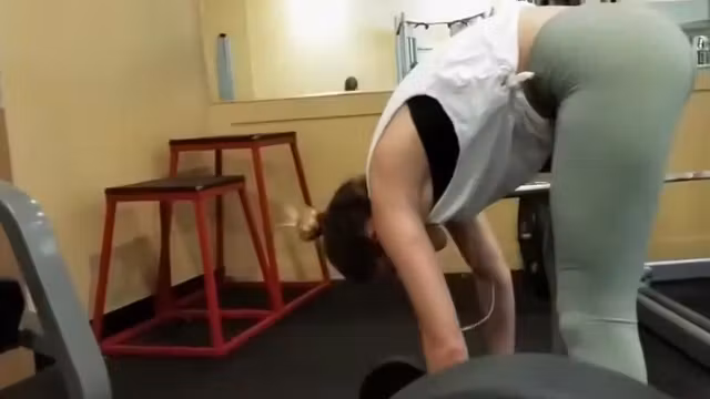 Hot ass and legs workout in the gym
