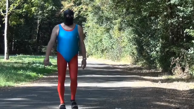 Im Catsuit auf dem Parkplatz