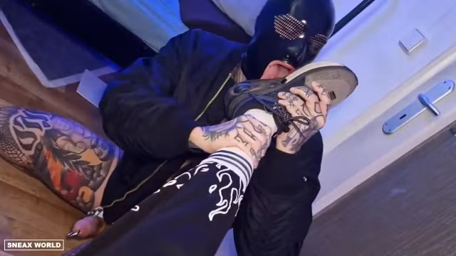 Skinhead suck cock and licking sneaker