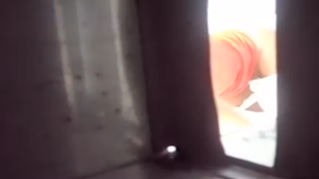 Trimmed down pussy spied as it pissed