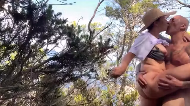 kittie en partie de cul contre un arbre