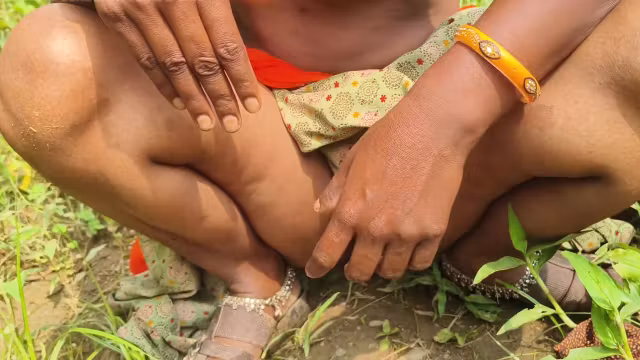 Sonam Pumped Out The Water By Putting A Finger In The Pussy In The Fields