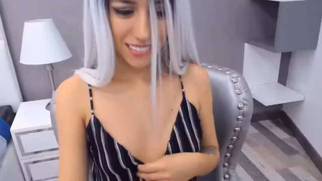 Slim Babe Fiddles Her Pussy