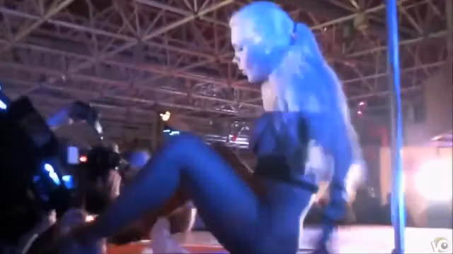 Curvaceous blonde performs her mind-blowing dance