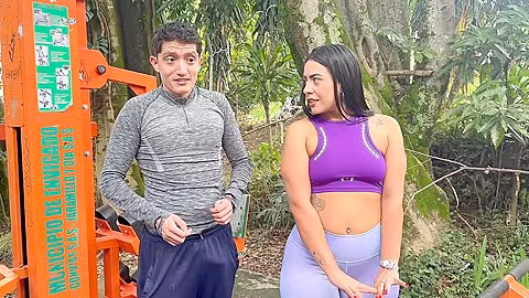 Colombiana Convence A Nerd Boy En Un Parque De Follar En Su Casa, Su Hijastro Los Descubre!