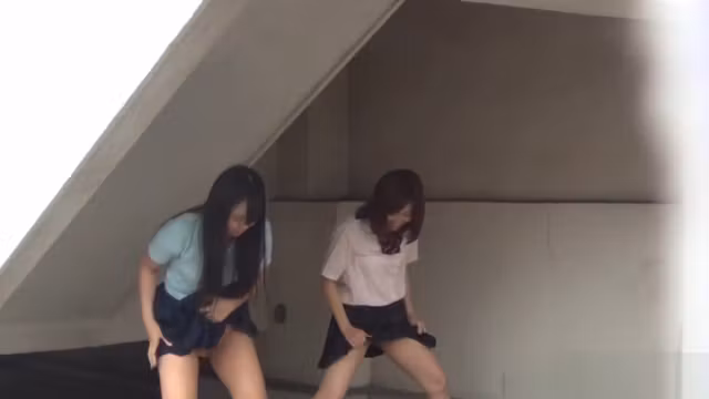 Japanese teenage skanks peeing