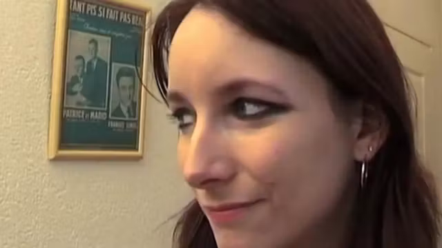 elle matte son coloc se branler