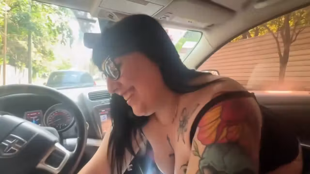 Mi Hermanastro Baja Los Vidrios Del Auto Mientras Le Hago Un Oral Para Que Todos Me Vean - Mamiimaldii Ft. Zekefotos