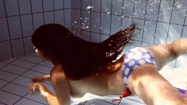 Iva Brizgina and hottie Paulinka swim naked underwater
